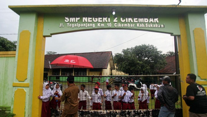 Siswa SDB Tegalpanjang 1 yang terdampak bencana di Desa Sukamaju, Cikembar, Kabupaten Sukabumi, Jawa Barat, Senin (9/12/2024), dijemput truk milik SAR Polisi Brimob. SAR Brimob memberikan pelayanan antar jemput kepada anak sekolah warga yang terdampak pergeseran tanah. 
ANTARA FOTO/Yulius Satria Wijaya