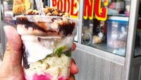 Penjual es doger di kawasan Semanggi ini jadi favorit orang kantoran saat makan siang. Harganya Rp 9 ribu saja tapi sudah komplet, ada ketan hitam hingga alpukat. Foto : Instagram