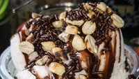Es Podeng Spesial Bang Udin juga bisa dicoba. Harganya hanya Rp 11 ribu, tapi komplet ada es, alpukat, ketan hitam, roti, mutiara, dan taburan kacang. Susu kental manis cokelat juga menambah kenikmatan es ini. Foto: Instagram @espodengbangudin