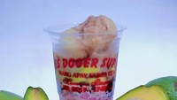 Dengan kualitas premium dan topping melimpah, Es Doger Mang Apay Kumis hanya dibanderol Rp 14 ribu per gelas. Segelasnya bahkan dilengkapi alpukat, taburan kacang, dan jelly lembut. Foto : Google Review / Aguero & Mahrez