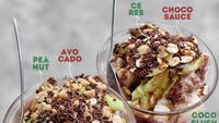 Di Pujasera Blok S juga ada penjual es doger legendaris. Disajikan dalam mangkuk, terdiri dari serutan es, kelapa kerok, alpukat, kacang, lumuran cokelat, hingga ceres diatasnya. Harganya mulai dari Rp 15 ribu aja. Foto : Instagram @hungryfever