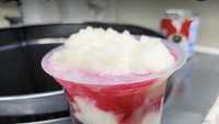 Cita rasa manis sirup, asam dari tape, dan tekstur kenyal dari pacar cina merah dipadukan dengan serutan es halus bisa dirasakan di Es Doger Emak. Harganya juga hanya Rp 5 ribu per gelas. Foto : Google Review / Zero Channell