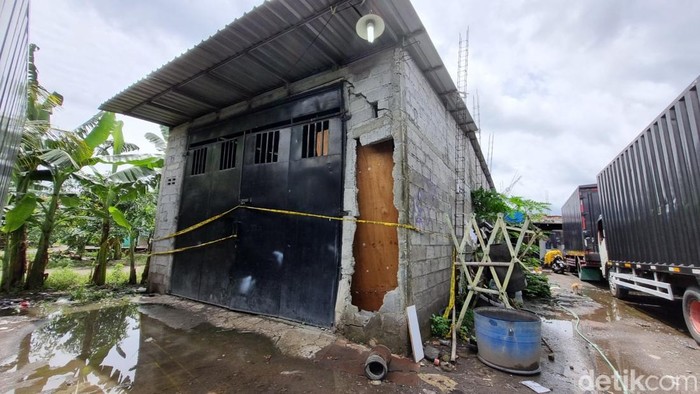 Suasana di gudang ekspedisi di Pacar Brajan, Wonokromo, Pleret, Bantul, yang menjadi lokasi penemuan mayat perempuan dengan luka lebam, Senin (9/12/2024).