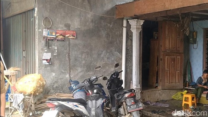 Suasana di rumah bocah perempuan yang ditemukan tewas dalam karung terikat di Pemalang, Senin (9/12/2024).