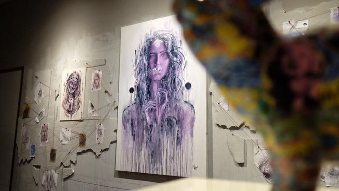 Suasana karya seni di Pameran Art Karo 2024