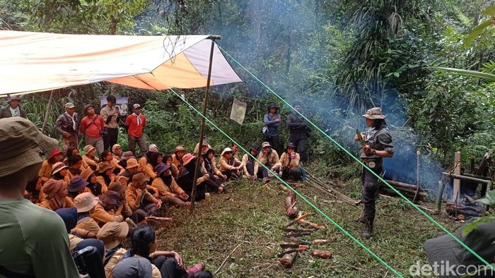 Suasana pelatihan bertahan hidup di hutan bagi 75 perempuan di Gunung Cakrabuana.