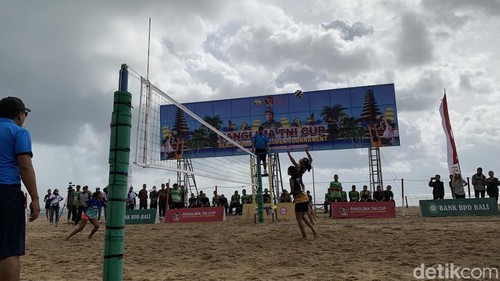 Suasana perombaan Panglima Cup yang digelar oleh Kodam IX/Udayana di Pantai Bangsal, Sanur, Denpasar, Senin (9/12/2024). (Rizki Setyo)