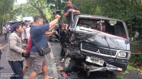 Evakuasi korban kecelakaan di Jalan Denpasar-Gilimanuk tepatnya di Desa Melaya, Kecamatan Melaya, Kabupaten Jembrana pada Senin (9/12/2024). (dok. Polsek Melaya).