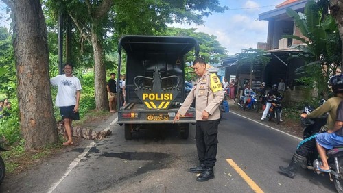 Anggota Satlantas Polres Karangasem saat melakukan olah TKP di jalur Amlapura-Denpasar, Minggu (08/12/2024). (dok. Polres Karangasem)