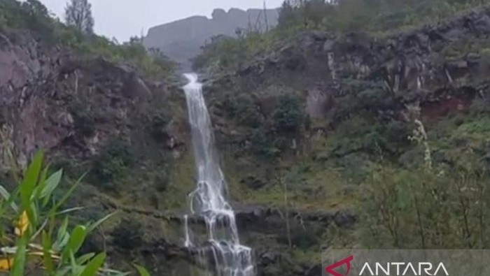 Tangkapan layar air terjun dadakan muncul di lereng Gunung Agung, salah satunya pada ketinggian sekitar 2.100 Mdpl. ANTARA/Dokumentasi pribadi/Wayan Widi Yasa/Dewa KS Wiguna