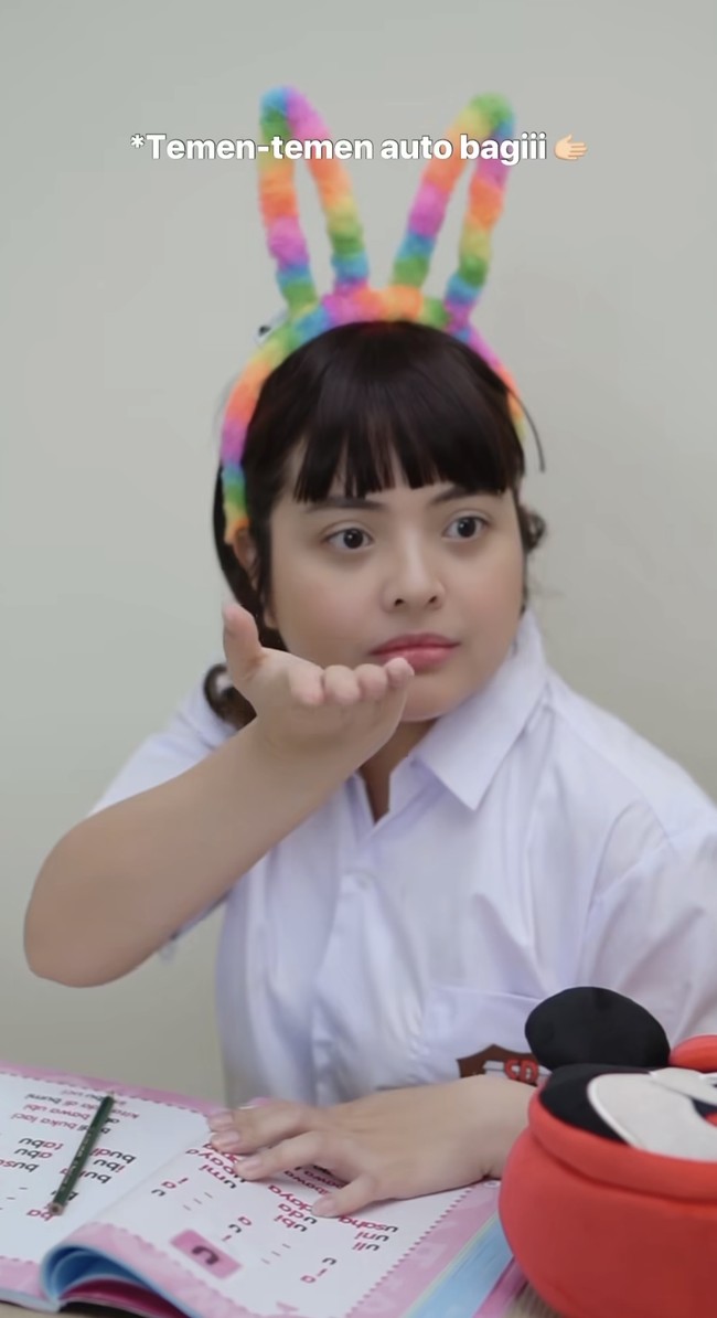 Dalam video singkat tersebut Tasya membuat parodi anak SD saat makan coklat di kelas. Tampil totalitas, Tasya juga tampak mengenakan poni palsu yang membuat penampilannya terlihat semakin imut. Foto: Instagram/@tasyakamila