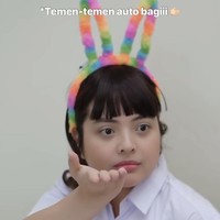 Dalam video singkat tersebut Tasya membuat parodi anak SD saat makan coklat di kelas. Tampil totalitas, Tasya juga tampak mengenakan poni palsu yang membuat penampilannya terlihat semakin imut. Foto: Instagram/@tasyakamila