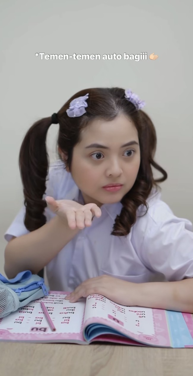 Dalam keterangan unggahannya Tasya mengungkapkan jika dirinya sengaja membuat video cosplay menjadi anak SD karena baru saja berhasil memperoleh penghargaan untuk lagu anak. “Cosplay anak SD dalam rangka abis nerima award utk lagu anak,” tulisnya. Foto: Instagram/@tasyakamila