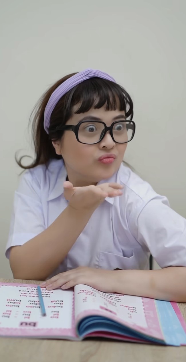 Mantan penyanyi cilik itu tampil dengan beragam gaya. Ada yang menggunakan bando warna-warni, rambut diikat dua, hingga menggunakan kaca mata. Penampilannya pun dipuji masih cocok menjadi anak sekolah. Foto: Instagram/@tasyakamila