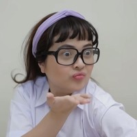 Mantan penyanyi cilik itu tampil dengan beragam gaya. Ada yang menggunakan bando warna-warni, rambut diikat dua, hingga menggunakan kaca mata. Penampilannya pun dipuji masih cocok menjadi anak sekolah. Foto: Instagram/@tasyakamila