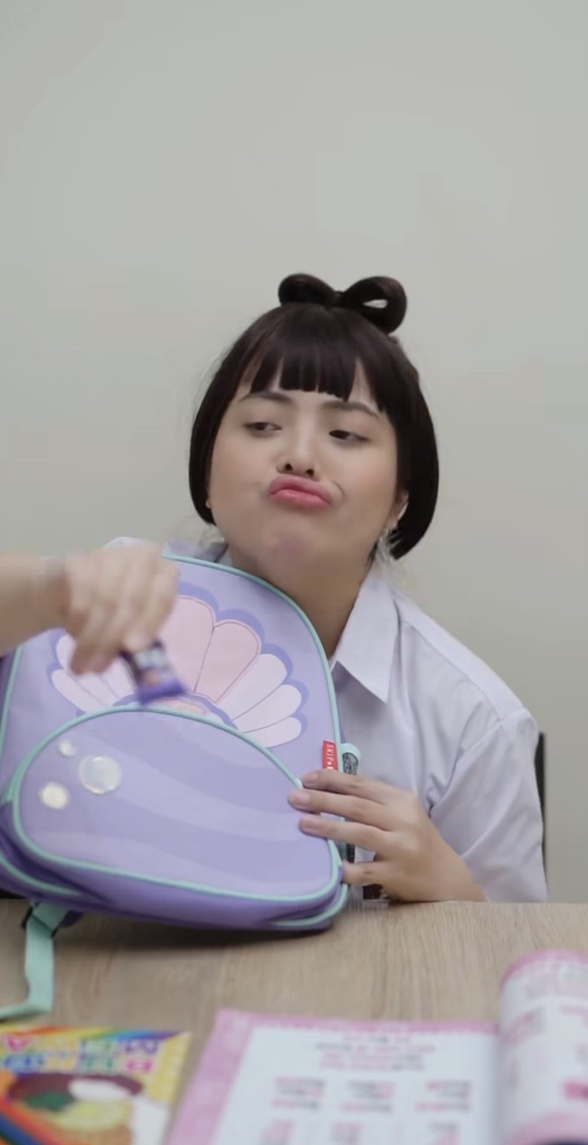 Tasya juga tampak memberikan ekspresi-ekspresi yang tak kalah lucu dan imut demi mendalami perannya sebagai anak SD. Seperti dalam foto, ia tampak memanyunkan bibirnya sambil memegang bungkus coklat. Foto: Instagram/@tasyakamila