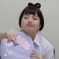 Tasya juga tampak memberikan ekspresi-ekspresi yang tak kalah lucu dan imut demi mendalami perannya sebagai anak SD. Seperti dalam foto, ia tampak memanyunkan bibirnya sambil memegang bungkus coklat. Foto: Instagram/@tasyakamila