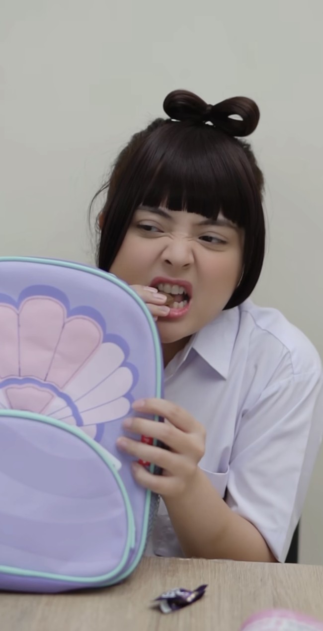 Tasya saat mencontohkan anak SD yang makan permen coklat sembunyi-sembunyi agar tak diminta oleh temannya. Aksi kocaknya itu bikin tak sedikit warganet yang terhibur. Foto: Instagram/@tasyakamila