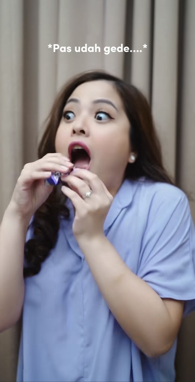 Tasya sendiri saat ini diketahui sudah berusia 32 tahun, meski demikian wajahnya terlihat masih baby face. Meski sudah memiliki 2 anak nyatanya Tasya masih cocok memerankan siswi SD. Foto: Instagram/@tasyakamila