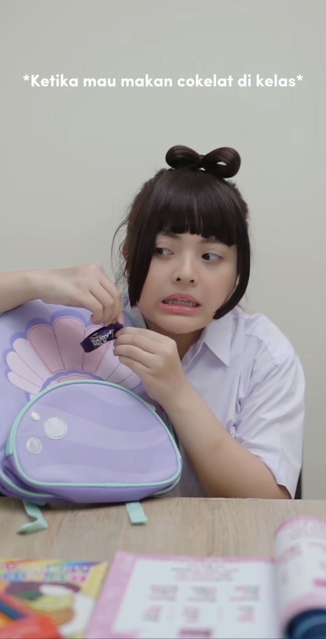 Tasya Kamila tampil menggemaskan cosplay menjadi anak SD. Dalam video parodi singkat yang baru dibagikan ke akun Instagram pribadinya,ibu 2 orang anak itu tampil menggemaskan berseragam. Foto: Instagram/@tasyakamila