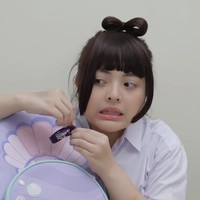 Tasya Kamila tampil menggemaskan cosplay menjadi anak SD. Dalam video parodi singkat yang baru dibagikan ke akun Instagram pribadinya,ibu 2 orang anak itu tampil menggemaskan berseragam. Foto: Instagram/@tasyakamila