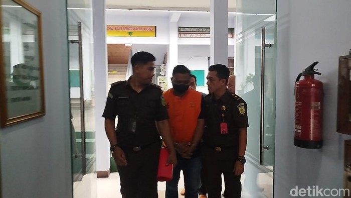 Tersangka kasus korupsi bank plat merah saat berada di Kejari Wonogiri, Senin (9/12/2024).