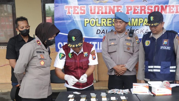 Tes urine personel Unit Jatanras Polres Sampang