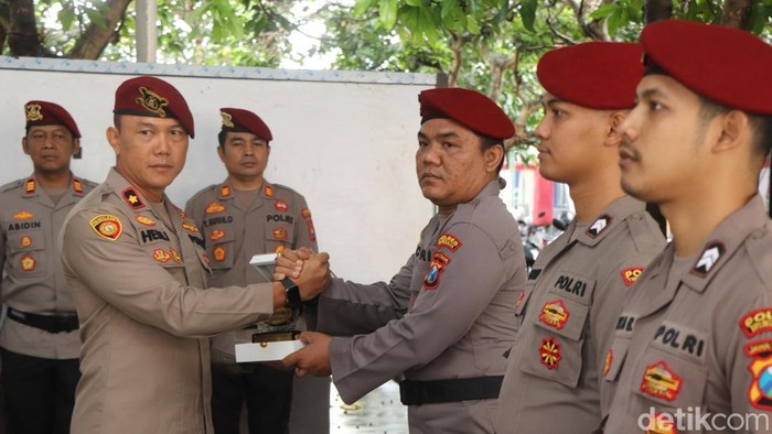 Tiga anggota Polres Trenggalek berprestasi mendapatkan penghargaan di HUT Reserse.