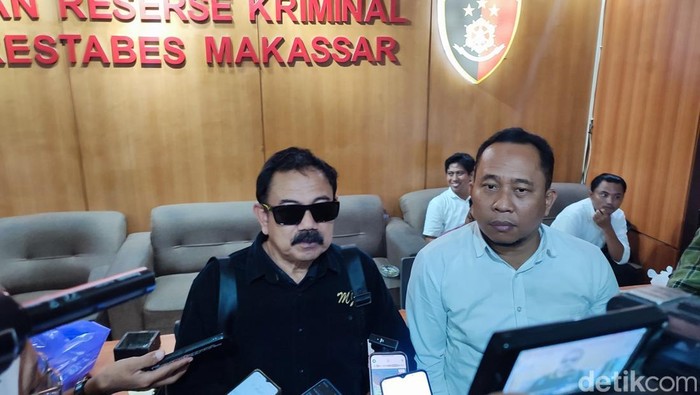 Tim hukum Danny-Azhar usai melapor ke Polrestabes Makassar.