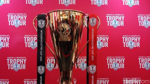 Trofi Piala AFF dipamerkan di Jakarta.