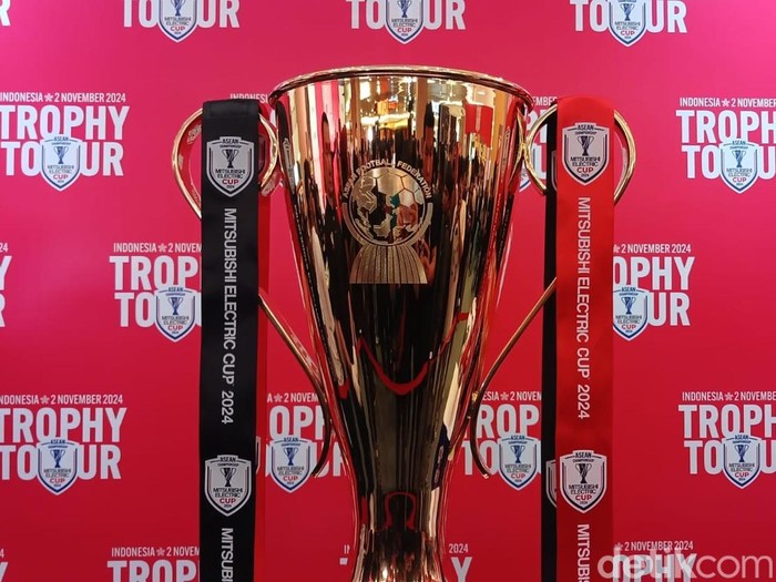 Trofi Piala AFF dipamerkan di Jakarta.