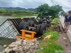 Truk Kontainer Muat 25 Ton Beras Terbalik di Jalan Poros Maros-Pangkep