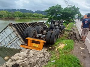 Video: Truk Kontainer Angkut 25 Ton Beras Terbalik di Jalan Poros Maros
