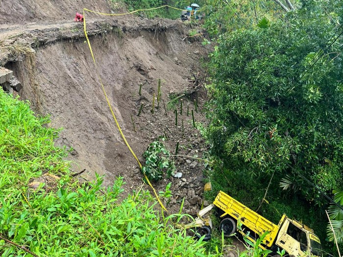 Truk terperosok masuk jurang di Cianjur