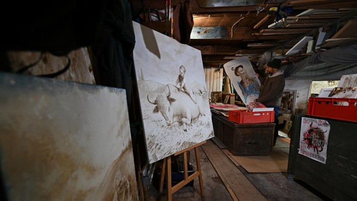 The Bavarian artist Werner Haertl paints with cow dung in his atelier in Reichersbeuern, Germany, December 4, 2024. REUTERS/Angelika Warmuth