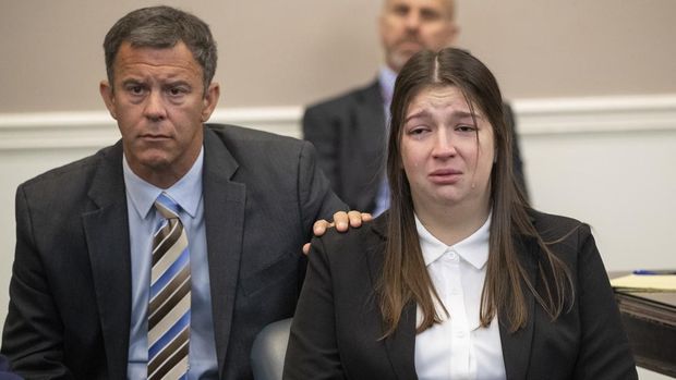 US Bride Killed Jamie Lee Komoroski saat anggota keluarga Samantha Miller berbicara tentang Miller selama sidang pembelaan Komoroski di Pengadilan Charleston County, Senin, 2 Desember 2024, di Charleston, S.C. (Henry Taylor/The Post And Courier via AP)