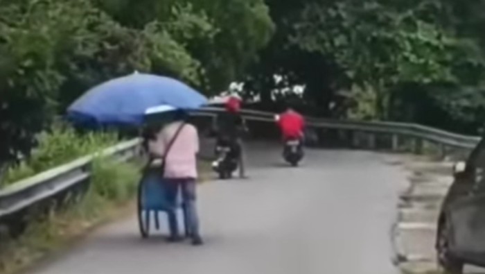 Viral penjual pentolan di Ambon jalan sempoyongan usai dicekoki miras.