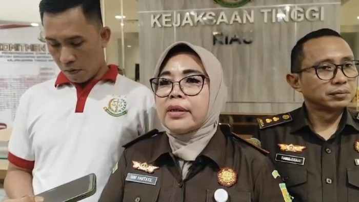 Wakajati Riau dan Kasi Penkum Kejati Riau. (dok. Istimewa)