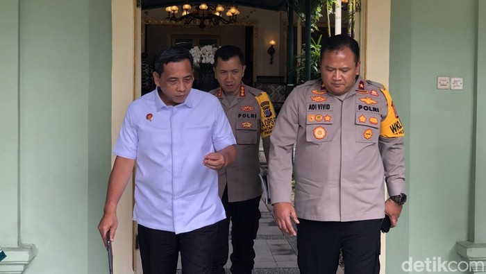 Wakapolda DIY Brigjen Adi Vivid Agustiadi Bachtiar didampingi Kapolresta Jogja Kombes Aditya Surya Dharma, serta Kepala Binda DIY Brigjen TNI Rachmad Pudji Susetyo usai pertemuan di Kompleks Kepatihan Kota Jogja, Senin (9/12/2024).