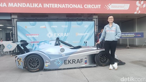 Wakil Menteri Ekonomi Kreatif (Wamenekraf), Irene Umar saat pamer logo baru Kemenekraf di Sirkuit Mandalika. (Edi Suryansyah/detikBali)