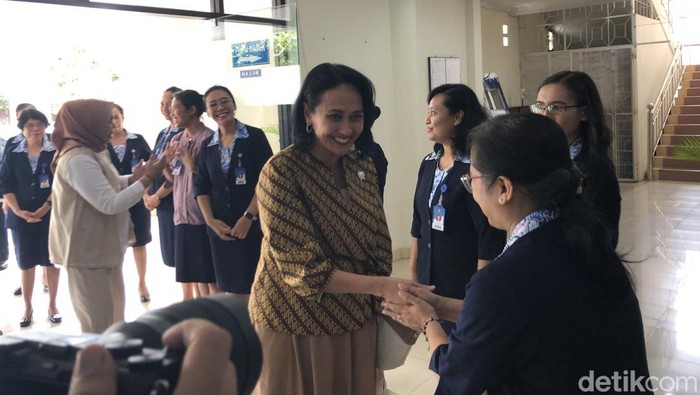 Wamen Perlindungan Pekerja Migran Indonesia (P2MI) Christina Aryani dalam acara sosialisasi penempatan dan pelindungan pekerja migran Indonesia di Stikes Panti Rapih Yogyakarta, Sleman, Senin (9/12/2024).
