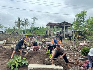 Makam yang Rusak Diterjang Banjir Bandang Blitar Mulai Dibersihkan