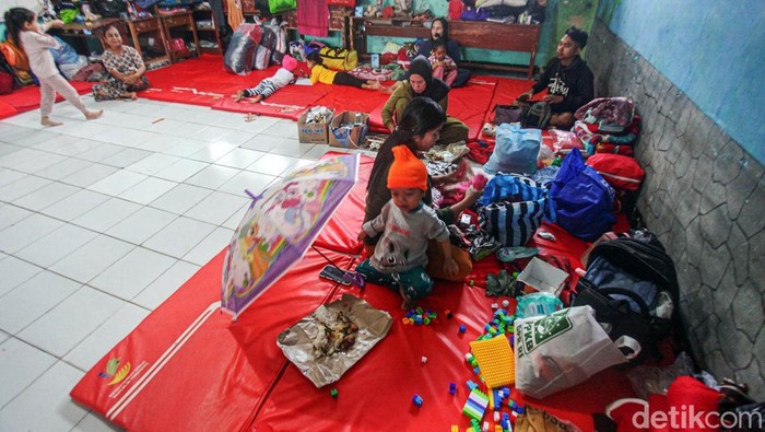 Warga terdampak bencana tanah bergerak di Kampung Cihonje mengungsi di SDN 2 Tegalpanjang, Desa Sukamaju, Kecamatan Cikembar, Sukabumi, Jawa Barat, Senin (9/12/2024). Sebagian warga bertahan di pengungsian karena wilayah kampung mereka masih berisiko kembali mengalami pergeseran tanah. ANTARA FOTO/Yulius Satria Wijaya/aww.