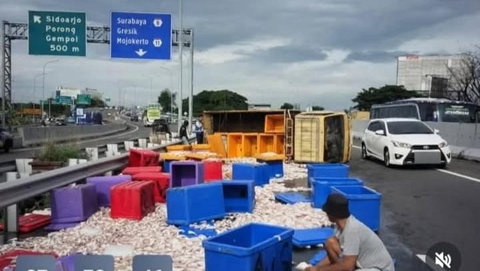 Waspadai Truk Terguling di Tol Waru Arah Juanda