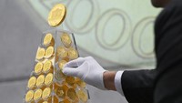 Koin-koin tersebut diletakkan dengan tangan pada bingkai pohon Natal khusus - piramida akrilik dengan koin emas Vienna Philharmonic seberat 20 ons yang berperan sebagai puncak pohon bintang. 