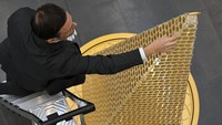 Pohon Natal termahal di Eropa dipamerkan di Munich pada hari Selasa (3/12). Pohon emas setinggi hampir tiga meter yang terbuat dari 2.024 koin Vienna Philharmonic bernilai lebih dari 5,2 juta euro (atau sekitar Rp87 miliar).