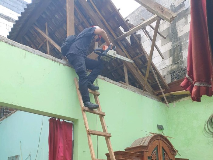 2 bangunan di Surabaya rusak imbas hujan angin di Surabaya