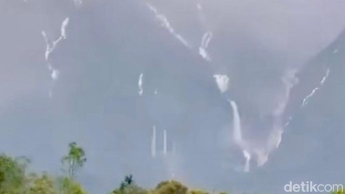 Tangkapan layar terjadinya fenomena air terjun dadakan di lereng Gunung Agung, Karangasem, Bali saat hujan deras. (istimewa)
