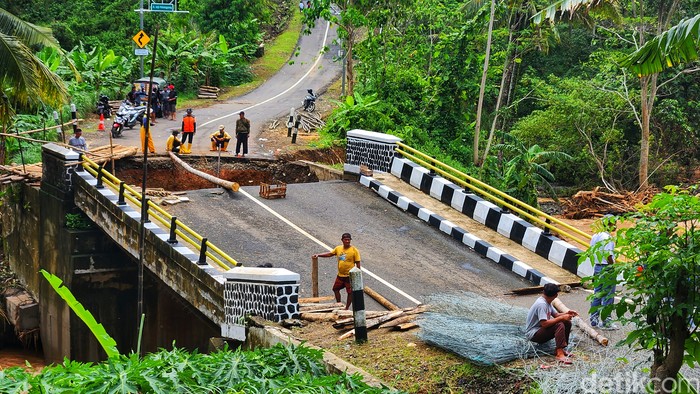 Akses jalan yang terkena dampak bencana Sukabumi