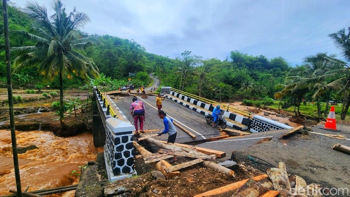 Akses jalan yang terkena dampak bencana Sukabumi